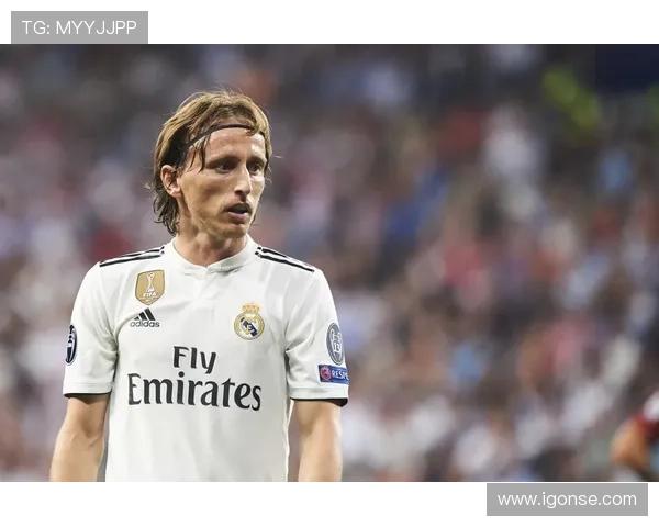 本菲卡后卫向维尼修斯要球衣惹怒球迷